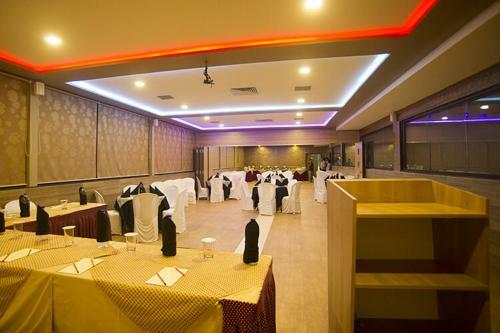 Hotel Pride Biznotel - The Maison Anand