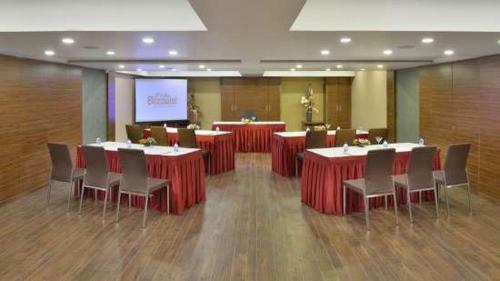 Hotel Pride Biznotel - The Maison Anand