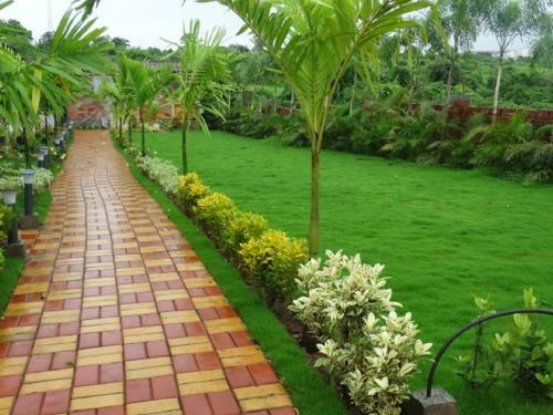 Hotel Grand Vatika Resort