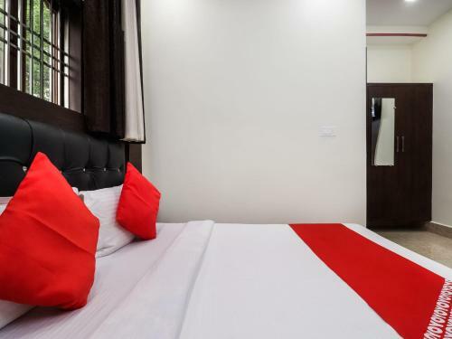 Oyo 77158 Hotel Swastik Palace