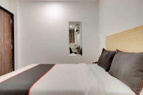 Collection O 50232 Ulife Hotel