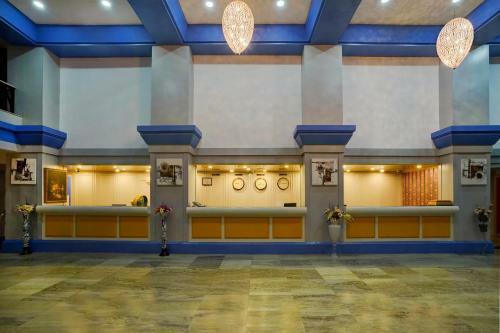 Capital O 29124 Royal Palms Hotel