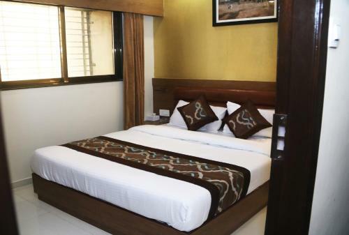 Hotel Crystal Luxury Inn- Bandra