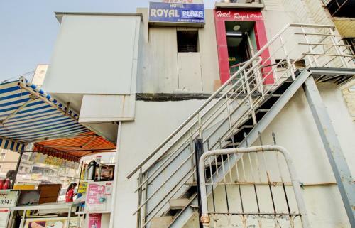 Oyo 77255 Hotel Royal Plaza