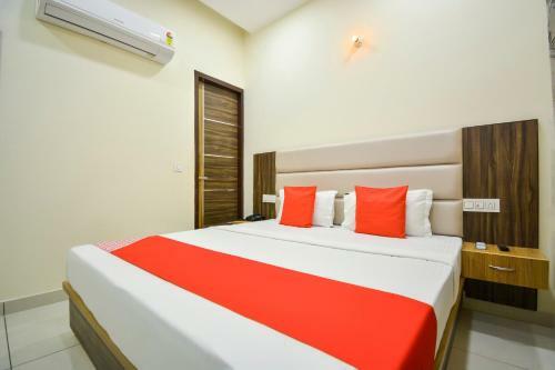 Oyo 64305 Hotel Mango
