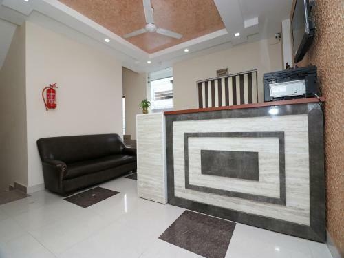 Hotel Oyo 16599 Chandra Palace