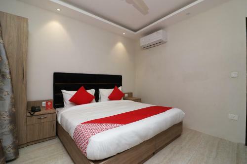 Oyo 70903 Hotel Rudra