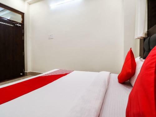 Oyo 70903 Hotel Rudra