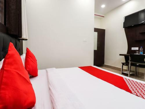 Oyo 70903 Hotel Rudra