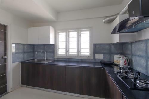 Hostal Oyo 76288 Home Embassy Suits