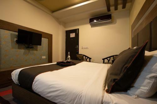 Collection O 76614 J K Hotel