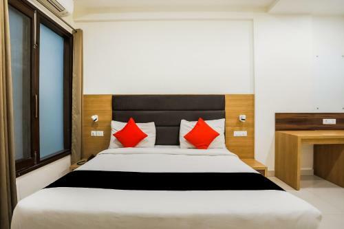 Capital O 71384 Hotel Jmk
