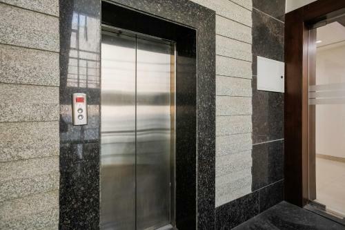 Capital O 71384 Hotel Jmk