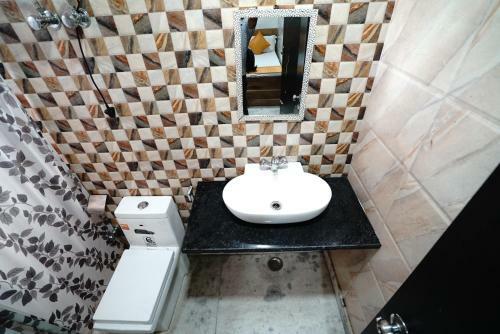 Hotel New Rajdhani Inn - Couple Friendly Stays