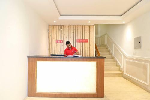 Oyo 16082 Hotel Imperial Corner