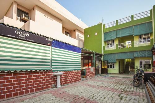 Hotel Oyo 74203 Sbs Royal Stays