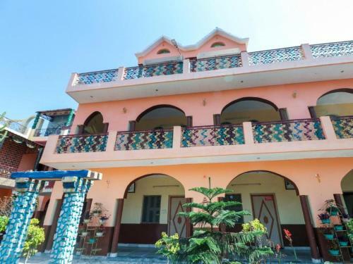 Oyo 75672 Holidays Hotel