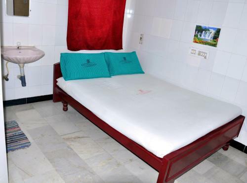 Lodge Hotel Priya Towers