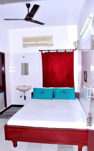 Lodge Hotel Priya Towers