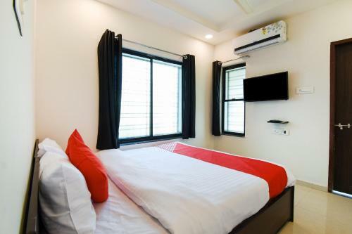 Hotel Oyo 47606 White House Regency