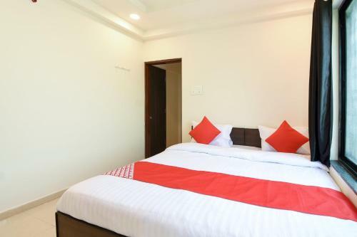 Hotel Oyo 47606 White House Regency