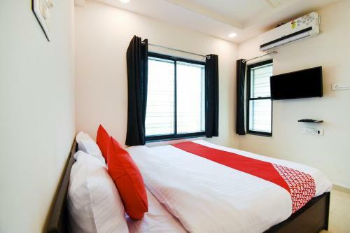 Hotel Oyo 47606 White House Regency