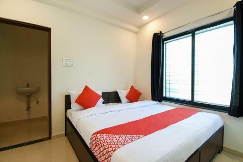 Hotel Oyo 47606 White House Regency