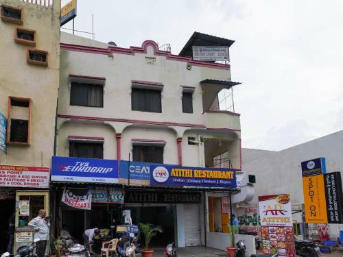 Hotel Spot On 48349 Sri Sai Lohith Lodge