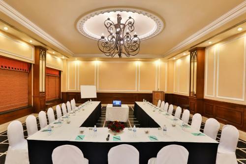 Hotel Sun-n-sand Suites, Shirdi