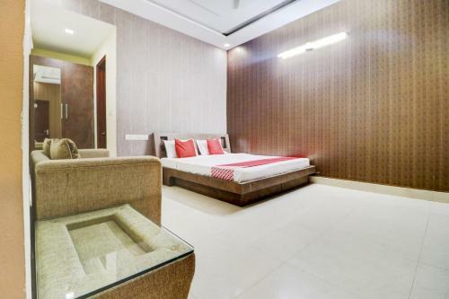 Oyo 77889 Hotel Viva City