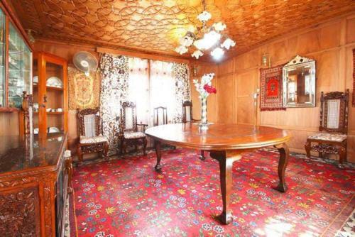 Houseboat Ghulam Khuroo Taj Palace