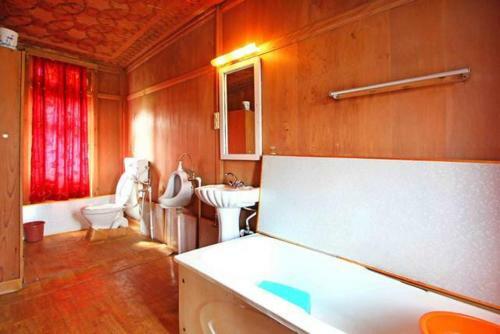 Houseboat Ghulam Khuroo Taj Palace