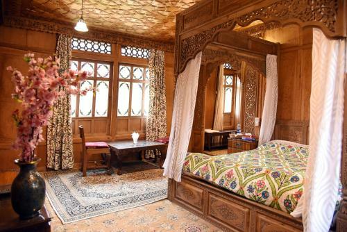 Yadgaar Houseboats