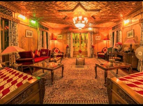 Yadgaar Houseboats