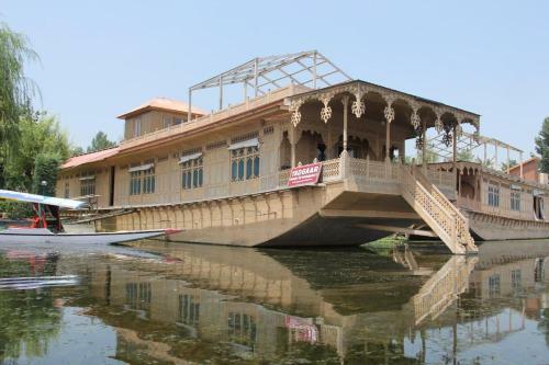 Yadgaar Houseboats