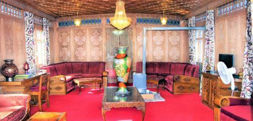 Yadgaar Houseboats