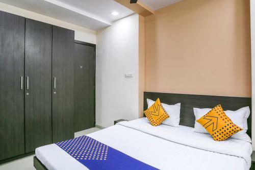 Spot On 64910 Varma Imperial Hotel