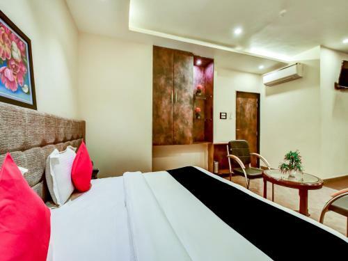 Capital O 73835 Hotel Frontier Royal & Banquet