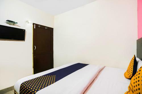 Spot On 37919 Green Star Hotel