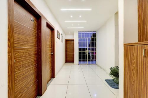 Oyo 8555 Hotel Grand Crystal