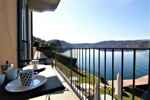 Lakefront Apartment With Spectacular Views
