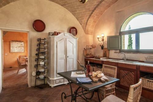 Argiano Villa Sleeps 16 Wifi