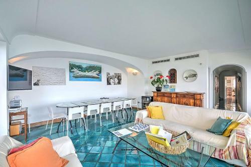 Arienzo Villa Sleeps 12 With Pool And Air Con