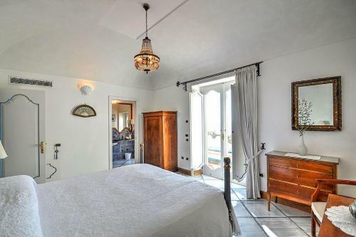 Arienzo Villa Sleeps 12 With Pool And Air Con