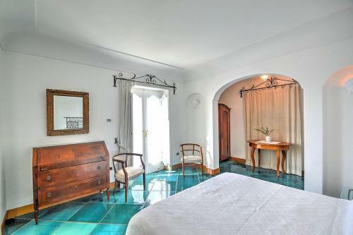 Arienzo Villa Sleeps 12 With Pool And Air Con