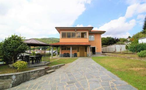 Uncle Enrys House - Family House