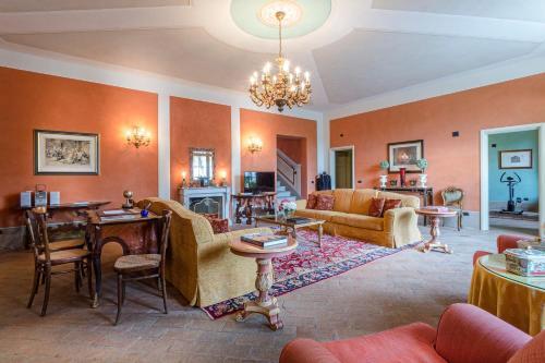Badia Cantignano Villa Sleeps 12 With Pool And Air Con
