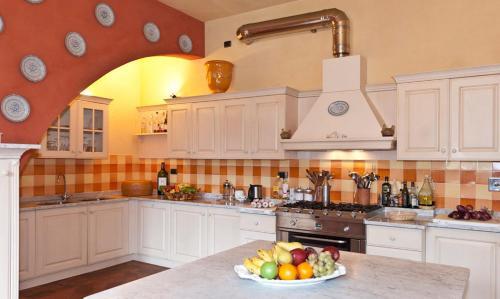 Badia Cantignano Villa Sleeps 12 With Pool And Air Con