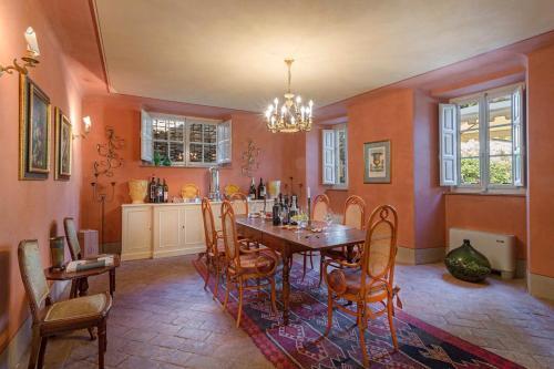Badia Cantignano Chateau Sleeps 24 With Pool And Air Con