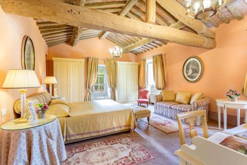Badia Cantignano Chateau Sleeps 24 With Pool And Air Con
